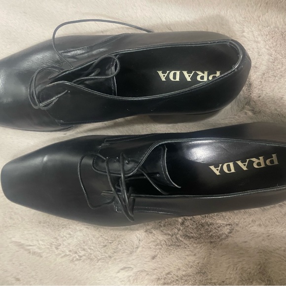PRADA MENS Lace up leather dress shoe. - Picture 2 of 4